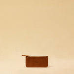 The three-piece Braided Portemonnaie TRINITY by LABEL17 is an ensemble of refined functionality and craftsmanship – made from supple, hand-braided nappa leather. It features a woven zip-around case and two removable inner pouches: one for cards, one for coins.
Handmade in Morocco.