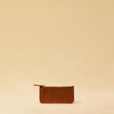 The three-piece Braided Portemonnaie TRINITY by LABEL17 is an ensemble of refined functionality and craftsmanship – made from supple, hand-braided nappa leather. It features a woven zip-around case and two removable inner pouches: one for cards, one for coins.
Handmade in Morocco.