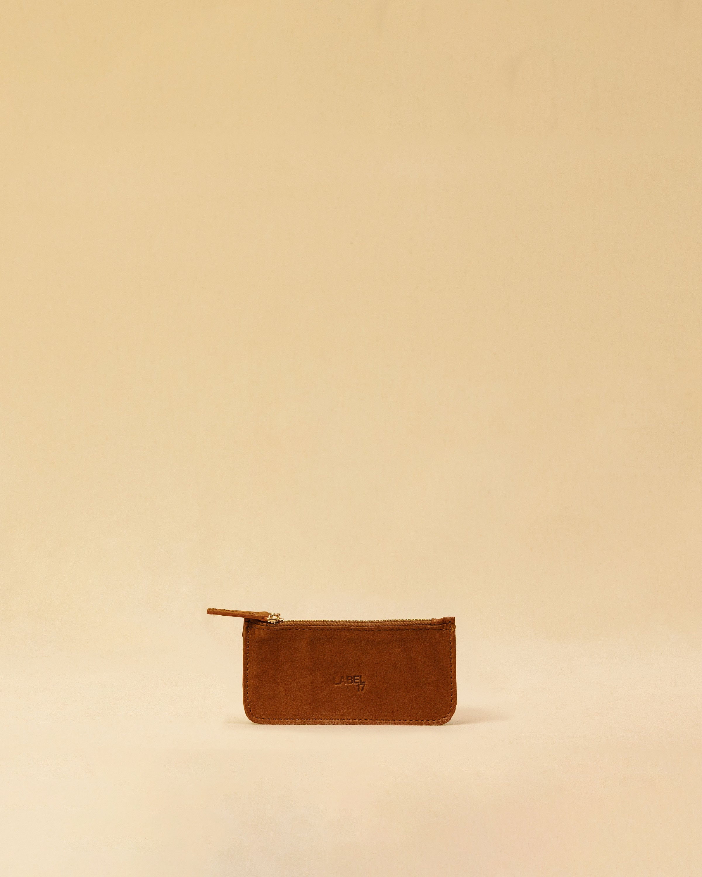 The three-piece Braided Portemonnaie TRINITY by LABEL17 is an ensemble of refined functionality and craftsmanship – made from supple, hand-braided nappa leather. It features a woven zip-around case and two removable inner pouches: one for cards, one for coins.
Handmade in Morocco.