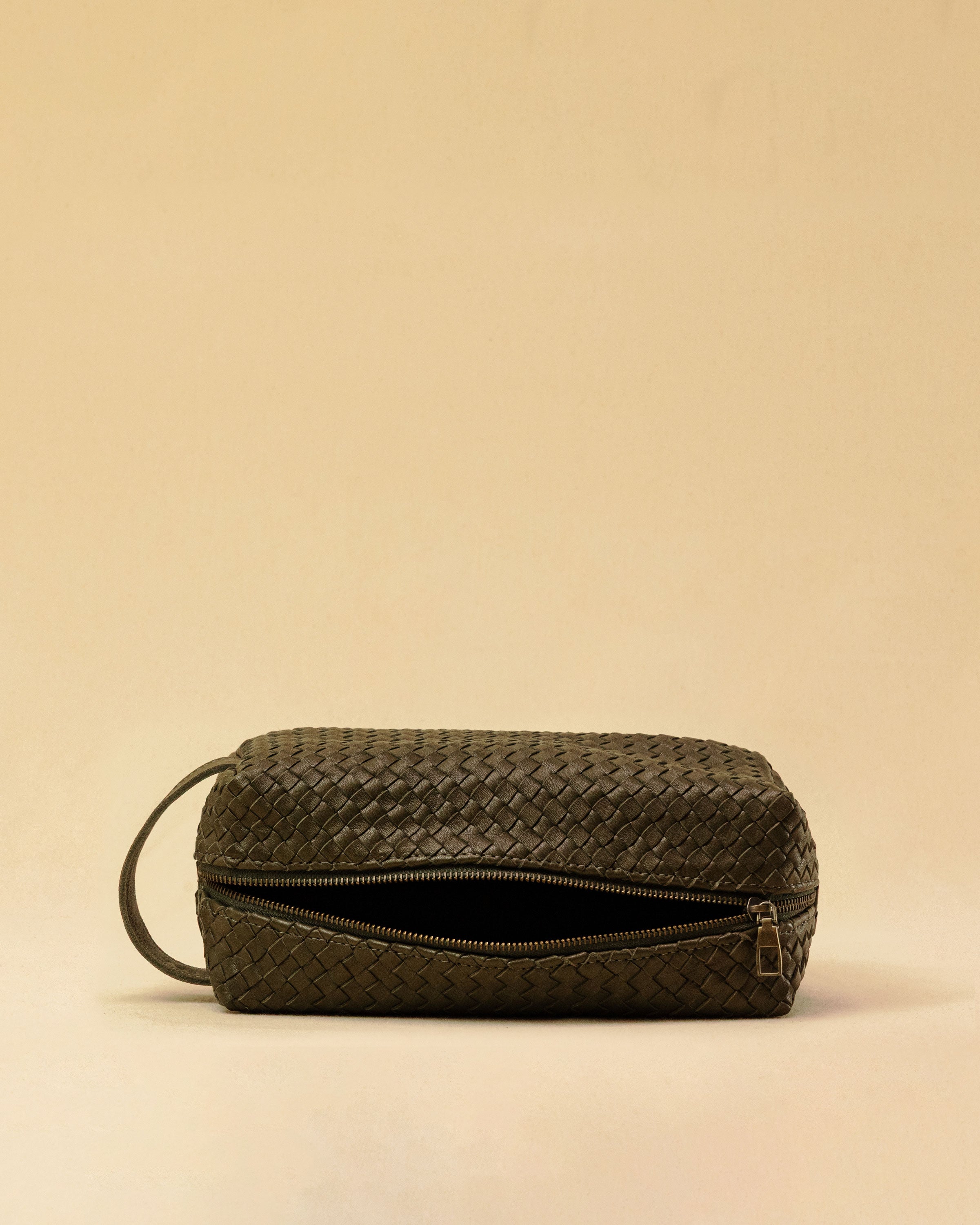 The elegant Braided Travel Pouch VOYAGER by LABEL17  is handcrafted from fine, braided nappa leather and stands out with its soft feel and refined craftsmanship. A zipper keeps everything securely closed, while the interior is lined with water-resistant fabric and features practical side compartments – for stylish organization on the go. Handmade in Morocco.