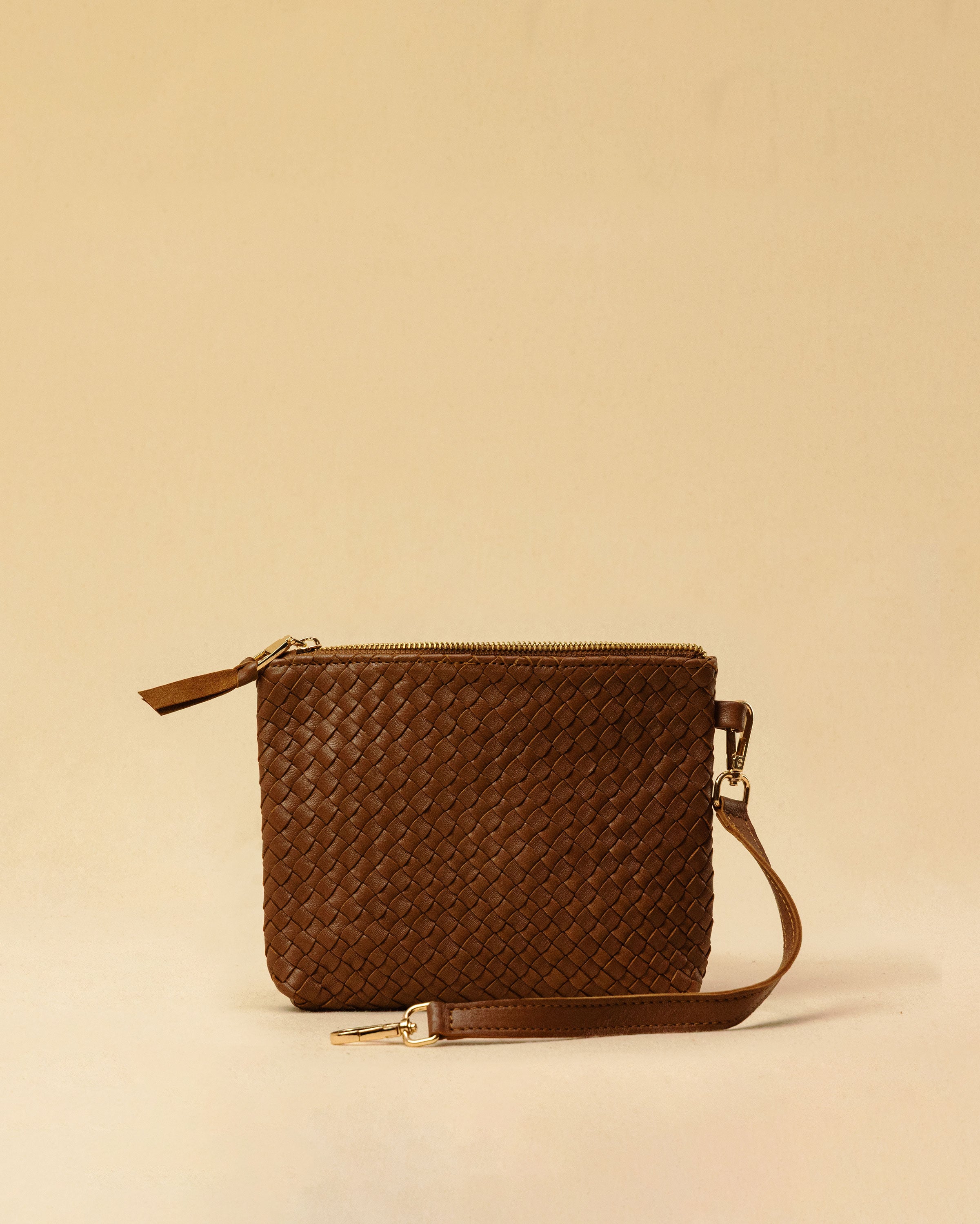 The Braided Pouch GAIA by LABEL17 is hand-braided from soft, vegetable-tanned nappa leather using an intricate braiding technique. Designed to carry your essentials, it features a leather strap with a carabiner, allowing you to wear it on its own or attach it seamlessly inside your LABEL17 bag.