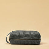 Die Braided Travel Pouch VOYAGER überzeugt mit strukturierter Form und seitlichen Innenfächern – ideal für Reise-Essentials. Das Leder ist von Hand geflochten, das Innere mit robustem Nylon ausgekleidet. Stilvoll und durchdacht.