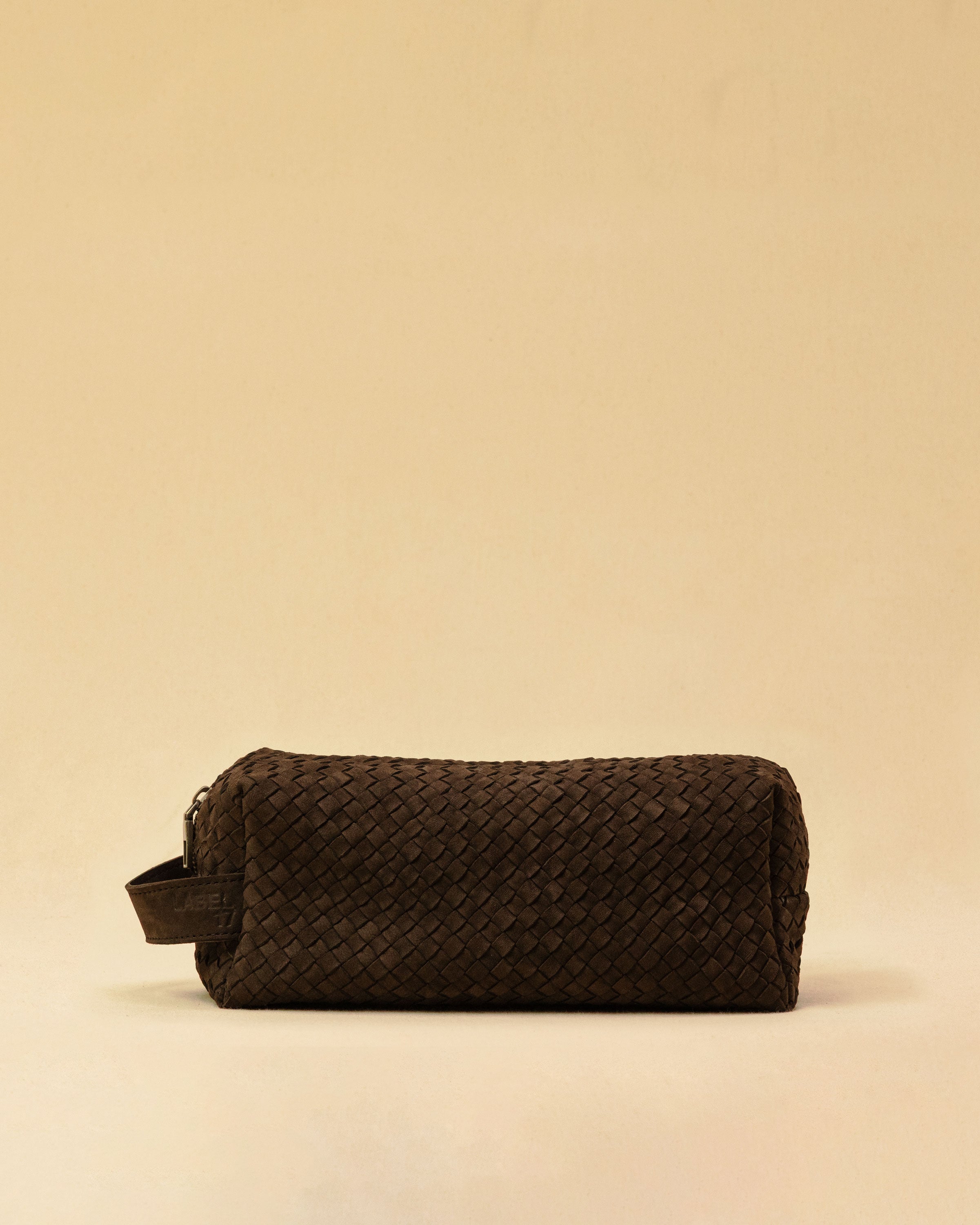 The elegant Braided Travel Pouch VOYAGER by LABEL17  is handcrafted from fine, braided nappa leather and stands out with its soft feel and refined craftsmanship. A zipper keeps everything securely closed, while the interior is lined with water-resistant fabric and features practical side compartments – for stylish organization on the go. Handmade in Morocco.
