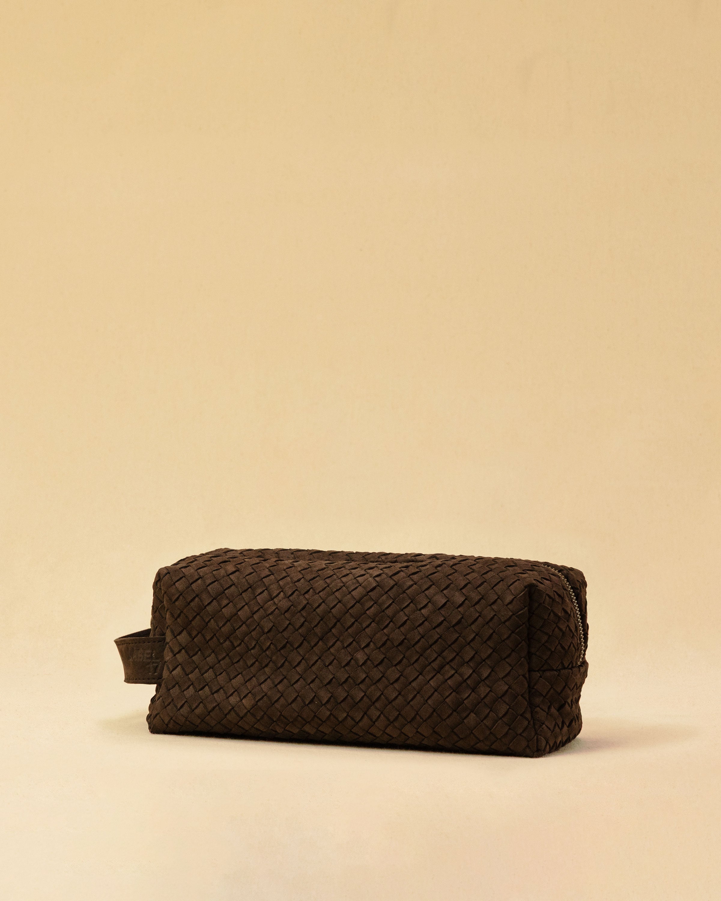 The elegant Braided Travel Pouch VOYAGER by LABEL17  is handcrafted from fine, braided nappa leather and stands out with its soft feel and refined craftsmanship. A zipper keeps everything securely closed, while the interior is lined with water-resistant fabric and features practical side compartments – for stylish organization on the go. Handmade in Morocco.