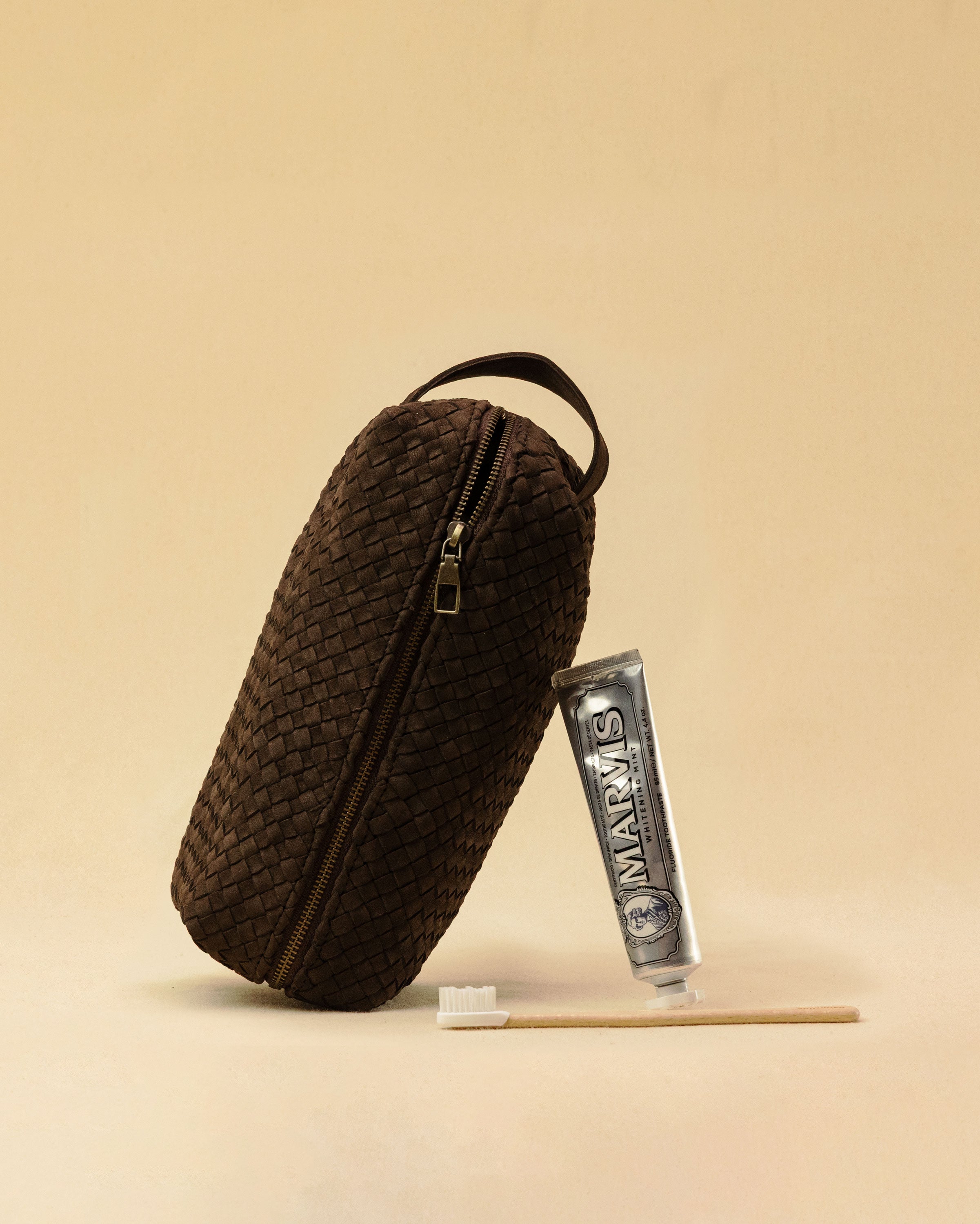 The elegant Braided Travel Pouch VOYAGER by LABEL17  is handcrafted from fine, braided nappa leather and stands out with its soft feel and refined craftsmanship. A zipper keeps everything securely closed, while the interior is lined with water-resistant fabric and features practical side compartments – for stylish organization on the go. Handmade in Morocco.