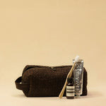 The elegant Braided Travel Pouch VOYAGER by LABEL17  is handcrafted from fine, braided nappa leather and stands out with its soft feel and refined craftsmanship. A zipper keeps everything securely closed, while the interior is lined with water-resistant fabric and features practical side compartments – for stylish organization on the go. Handmade in Morocco.