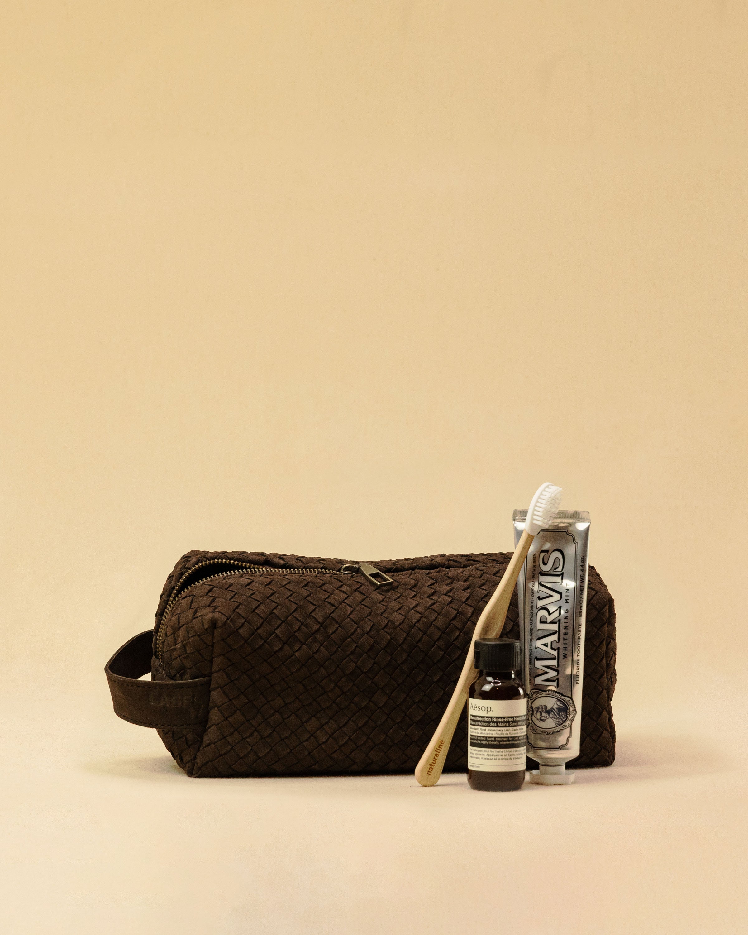 The elegant Braided Travel Pouch VOYAGER by LABEL17  is handcrafted from fine, braided nappa leather and stands out with its soft feel and refined craftsmanship. A zipper keeps everything securely closed, while the interior is lined with water-resistant fabric and features practical side compartments – for stylish organization on the go. Handmade in Morocco.