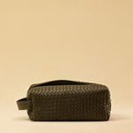 The elegant Braided Travel Pouch VOYAGER by LABEL17  is handcrafted from fine, braided nappa leather and stands out with its soft feel and refined craftsmanship. A zipper keeps everything securely closed, while the interior is lined with water-resistant fabric and features practical side compartments – for stylish organization on the go. Handmade in Morocco.