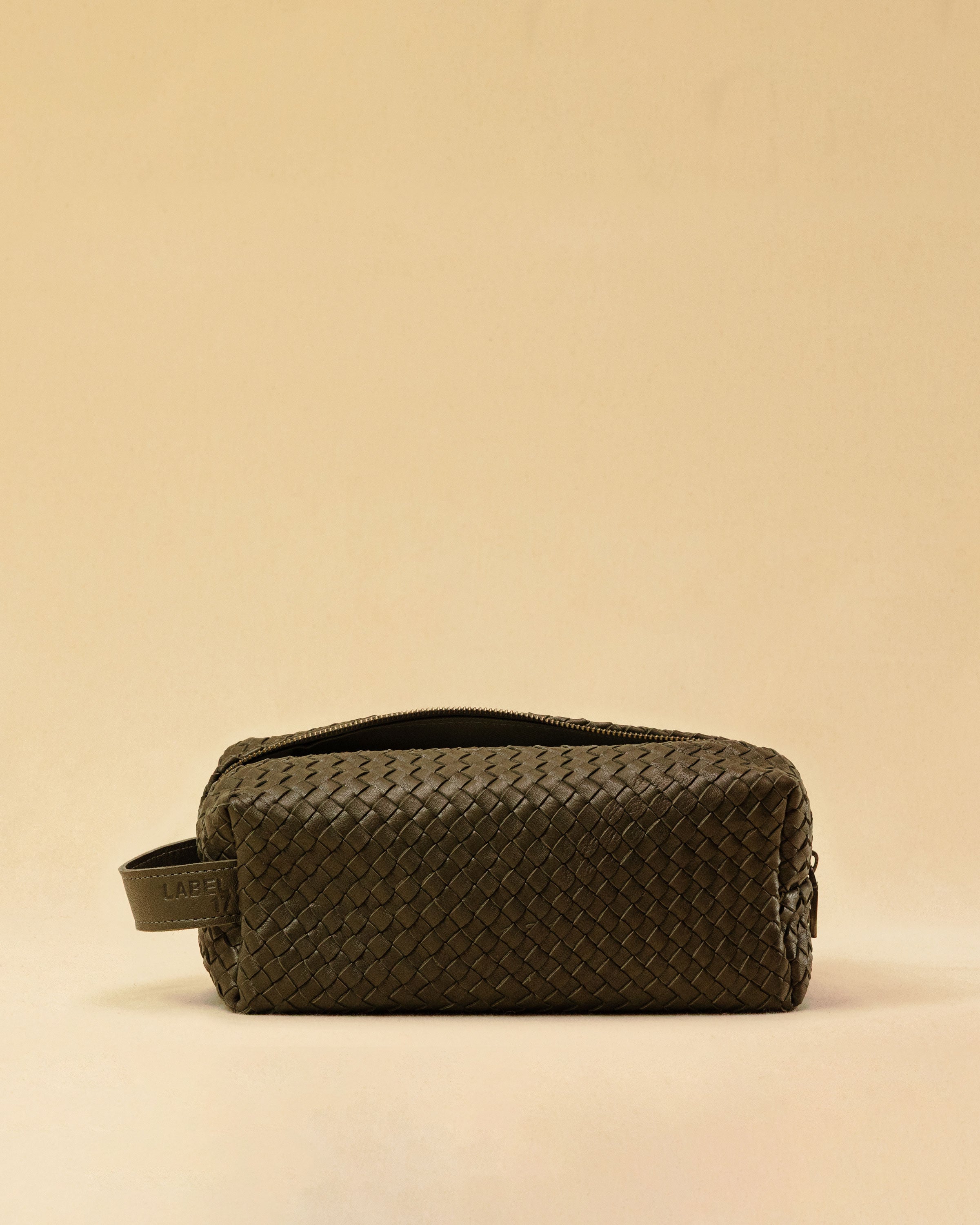 The elegant Braided Travel Pouch VOYAGER by LABEL17  is handcrafted from fine, braided nappa leather and stands out with its soft feel and refined craftsmanship. A zipper keeps everything securely closed, while the interior is lined with water-resistant fabric and features practical side compartments – for stylish organization on the go. Handmade in Morocco.