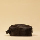 The elegant Braided Travel Pouch VOYAGER by LABEL17  is handcrafted from fine, braided nappa leather and stands out with its soft feel and refined craftsmanship. A zipper keeps everything securely closed, while the interior is lined with water-resistant fabric and features practical side compartments – for stylish organization on the go. Handmade in Morocco.
