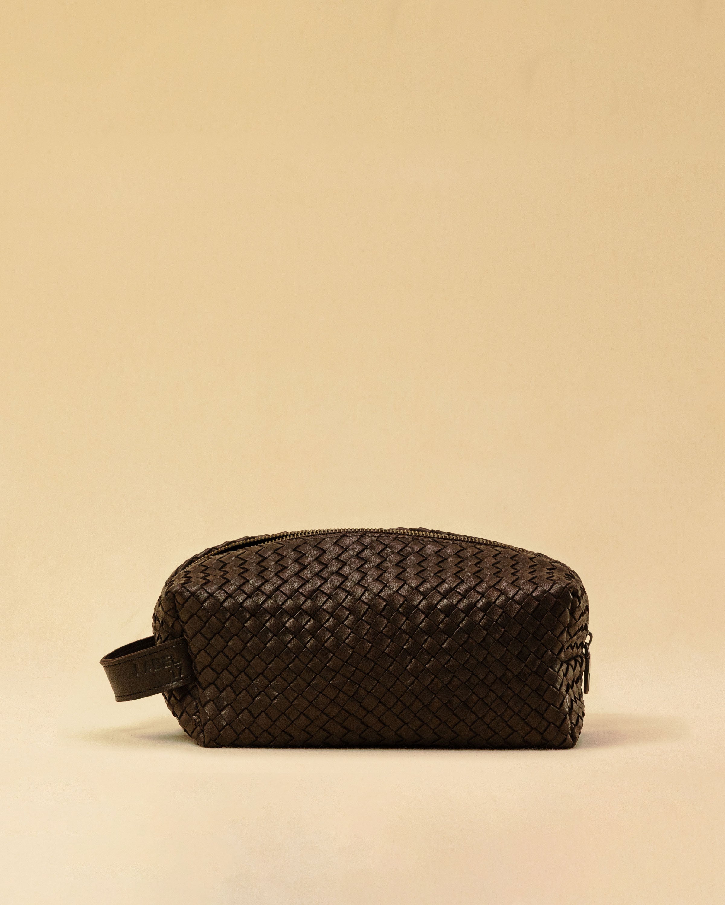 The elegant Braided Travel Pouch VOYAGER by LABEL17  is handcrafted from fine, braided nappa leather and stands out with its soft feel and refined craftsmanship. A zipper keeps everything securely closed, while the interior is lined with water-resistant fabric and features practical side compartments – for stylish organization on the go. Handmade in Morocco.