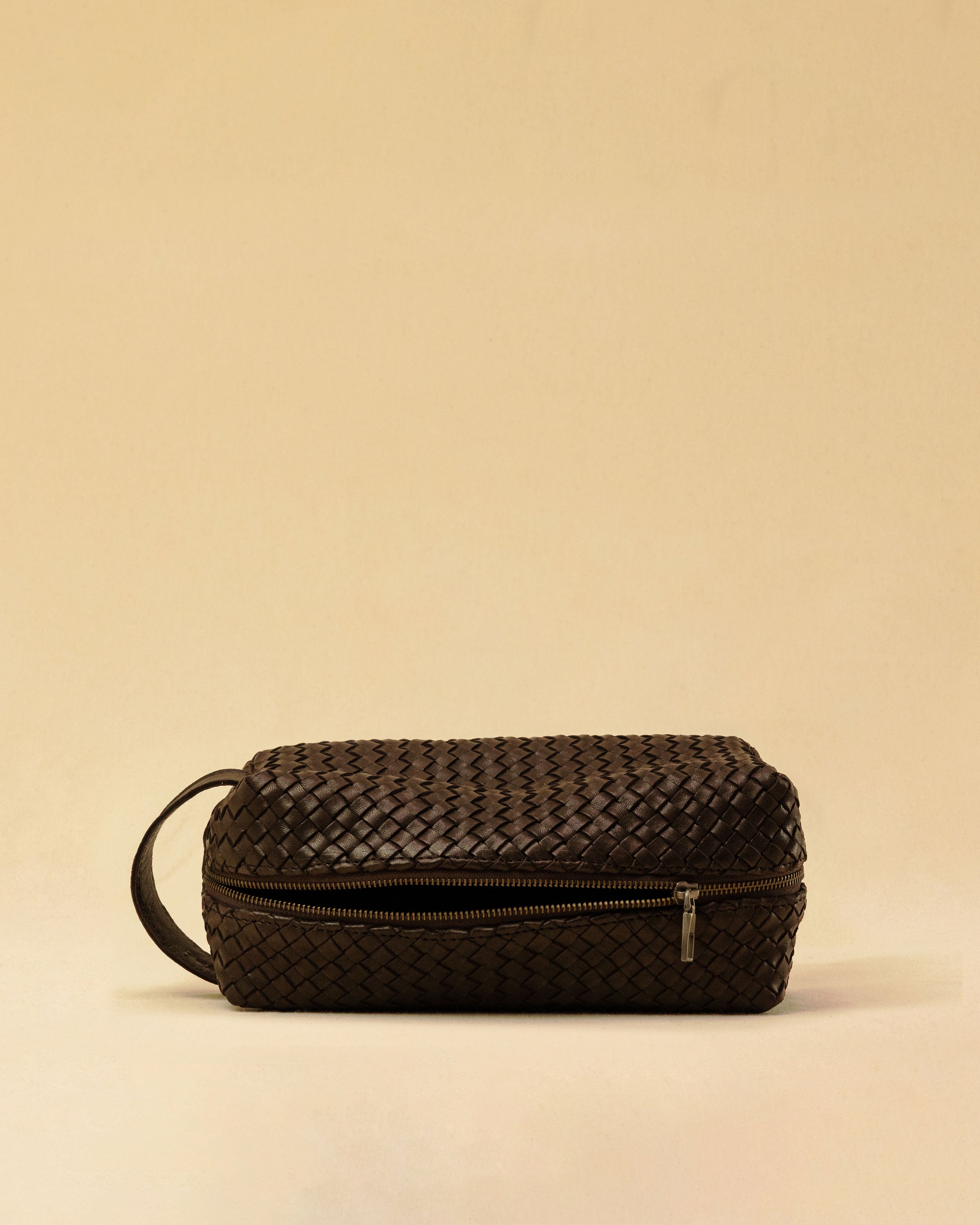 The elegant Braided Travel Pouch VOYAGER by LABEL17  is handcrafted from fine, braided nappa leather and stands out with its soft feel and refined craftsmanship. A zipper keeps everything securely closed, while the interior is lined with water-resistant fabric and features practical side compartments – for stylish organization on the go. Handmade in Morocco.