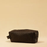 The elegant Braided Travel Pouch VOYAGER by LABEL17  is handcrafted from fine, braided nappa leather and stands out with its soft feel and refined craftsmanship. A zipper keeps everything securely closed, while the interior is lined with water-resistant fabric and features practical side compartments – for stylish organization on the go. Handmade in Morocco.