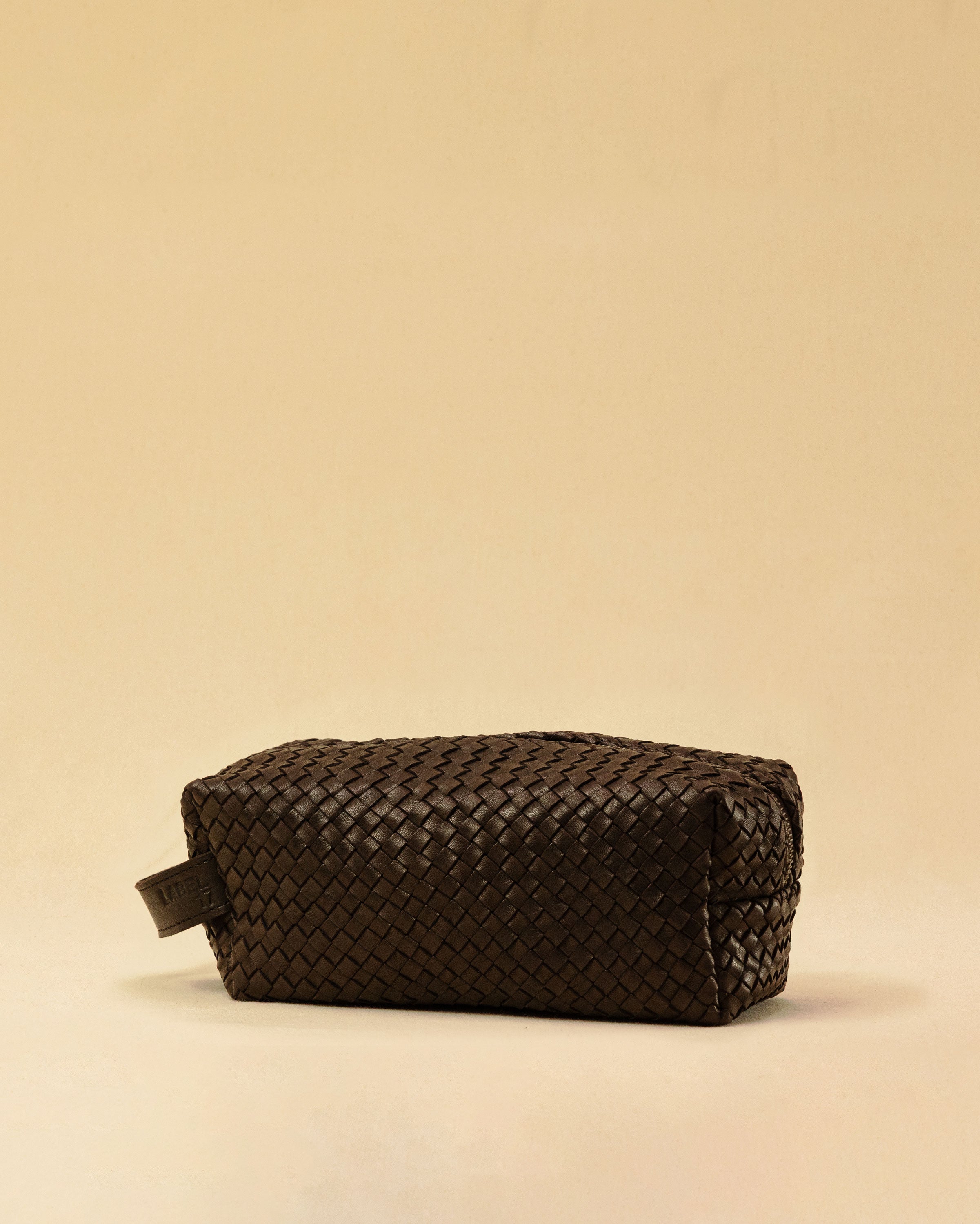 The elegant Braided Travel Pouch VOYAGER by LABEL17  is handcrafted from fine, braided nappa leather and stands out with its soft feel and refined craftsmanship. A zipper keeps everything securely closed, while the interior is lined with water-resistant fabric and features practical side compartments – for stylish organization on the go. Handmade in Morocco.