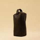 The elegant Braided Travel Pouch VOYAGER by LABEL17  is handcrafted from fine, braided nappa leather and stands out with its soft feel and refined craftsmanship. A zipper keeps everything securely closed, while the interior is lined with water-resistant fabric and features practical side compartments – for stylish organization on the go. Handmade in Morocco.