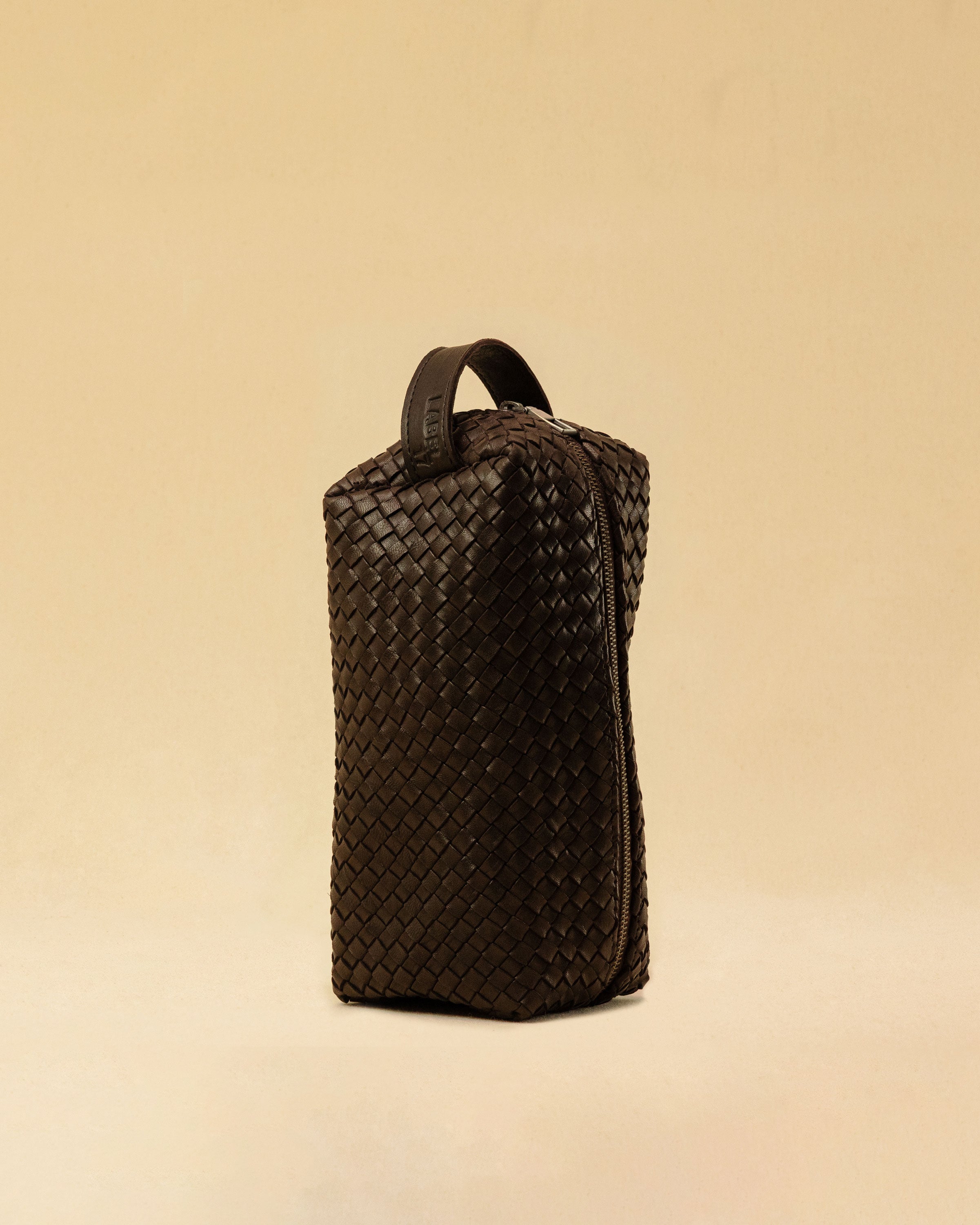 The elegant Braided Travel Pouch VOYAGER by LABEL17  is handcrafted from fine, braided nappa leather and stands out with its soft feel and refined craftsmanship. A zipper keeps everything securely closed, while the interior is lined with water-resistant fabric and features practical side compartments – for stylish organization on the go. Handmade in Morocco.