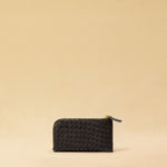 The three-piece Braided Portemonnaie TRINITY by LABEL17 is an ensemble of refined functionality and craftsmanship – made from supple, hand-braided nappa leather. It features a woven zip-around case and two removable inner pouches: one for cards, one for coins.
Handmade in Morocco.