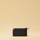 The three-piece Braided Portemonnaie TRINITY by LABEL17 is an ensemble of refined functionality and craftsmanship – made from supple, hand-braided nappa leather. It features a woven zip-around case and two removable inner pouches: one for cards, one for coins.
Handmade in Morocco.