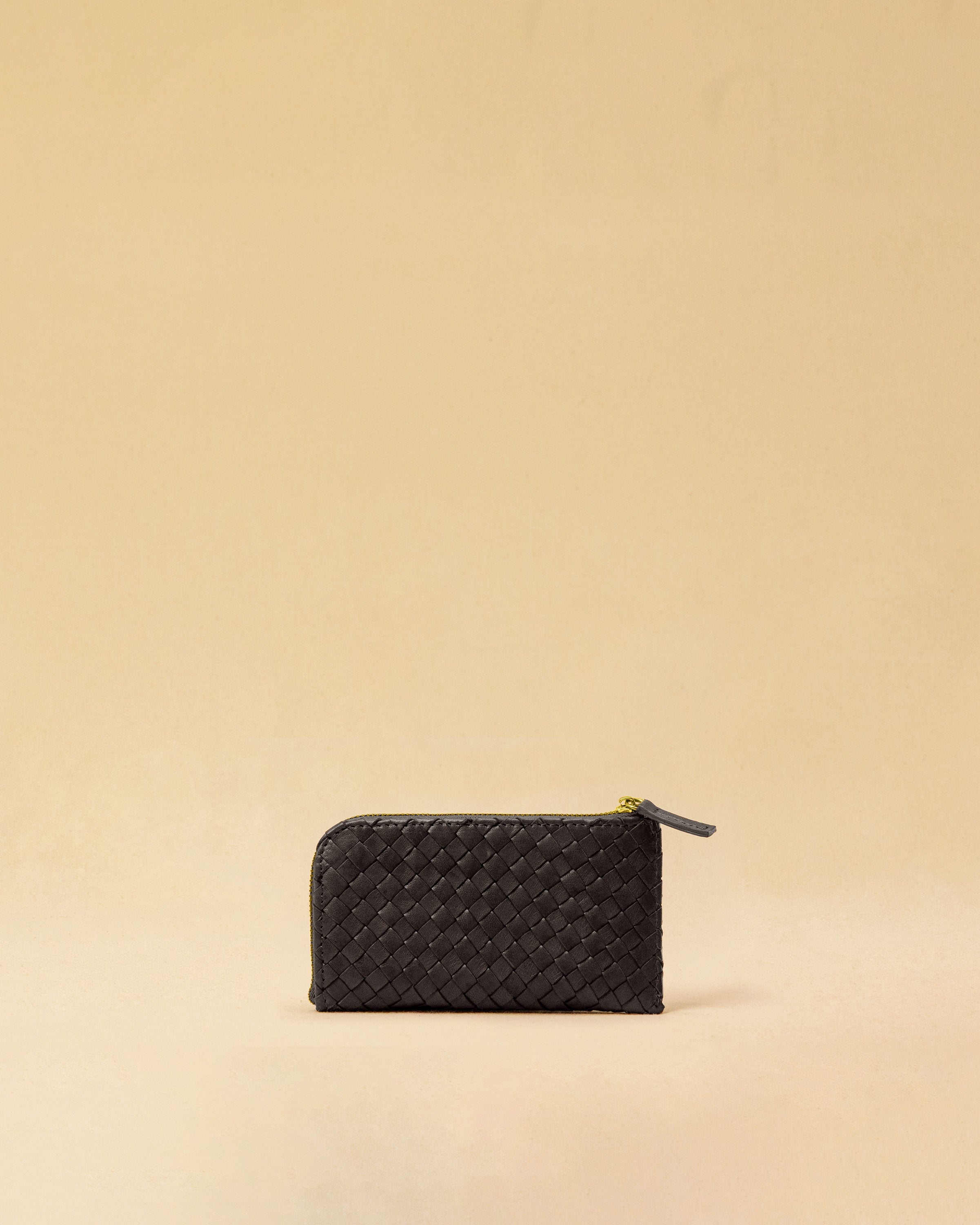 The three-piece Braided Portemonnaie TRINITY by LABEL17 is an ensemble of refined functionality and craftsmanship – made from supple, hand-braided nappa leather. It features a woven zip-around case and two removable inner pouches: one for cards, one for coins.
Handmade in Morocco.