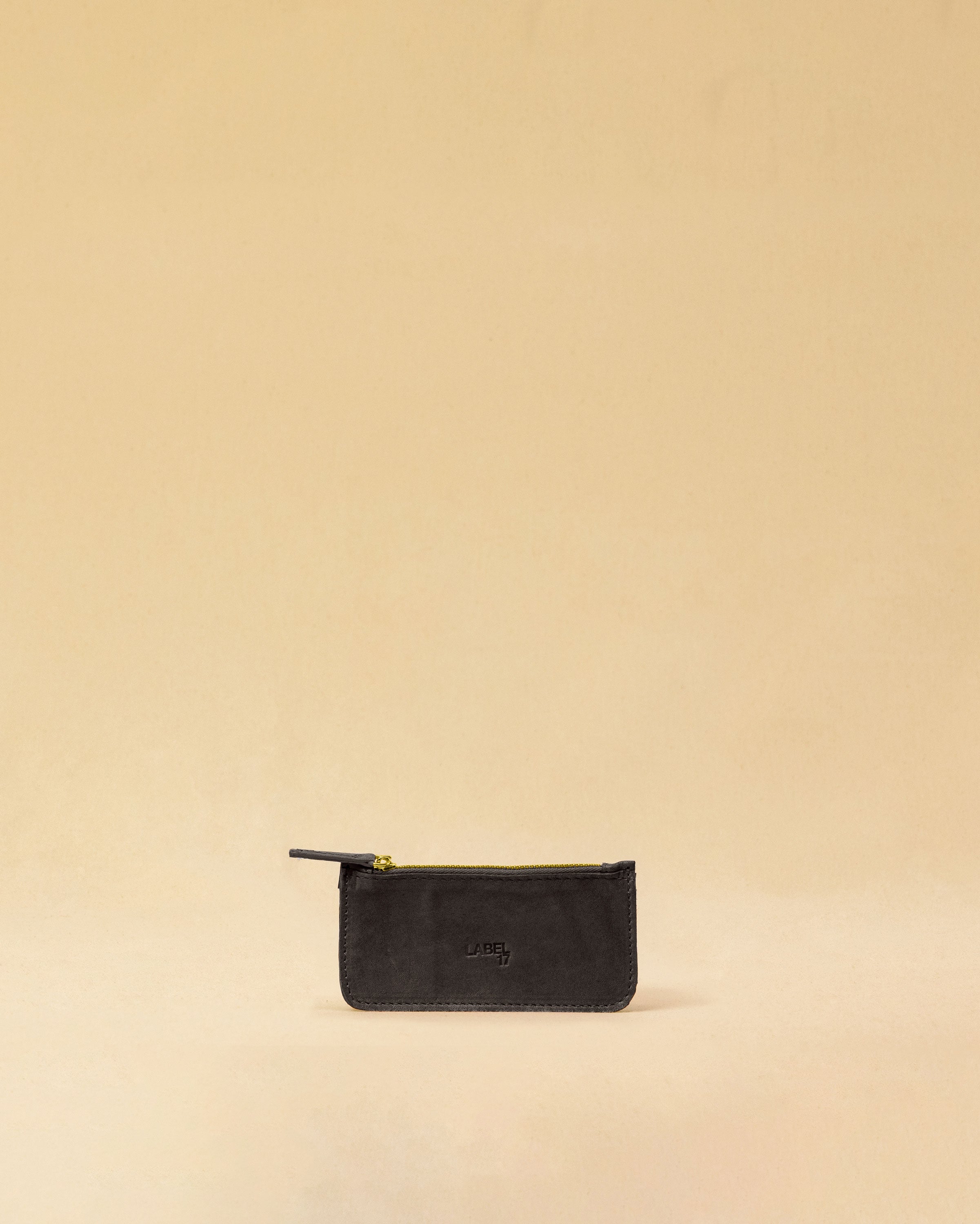 The three-piece Braided Portemonnaie TRINITY by LABEL17 is an ensemble of refined functionality and craftsmanship – made from supple, hand-braided nappa leather. It features a woven zip-around case and two removable inner pouches: one for cards, one for coins.
Handmade in Morocco.