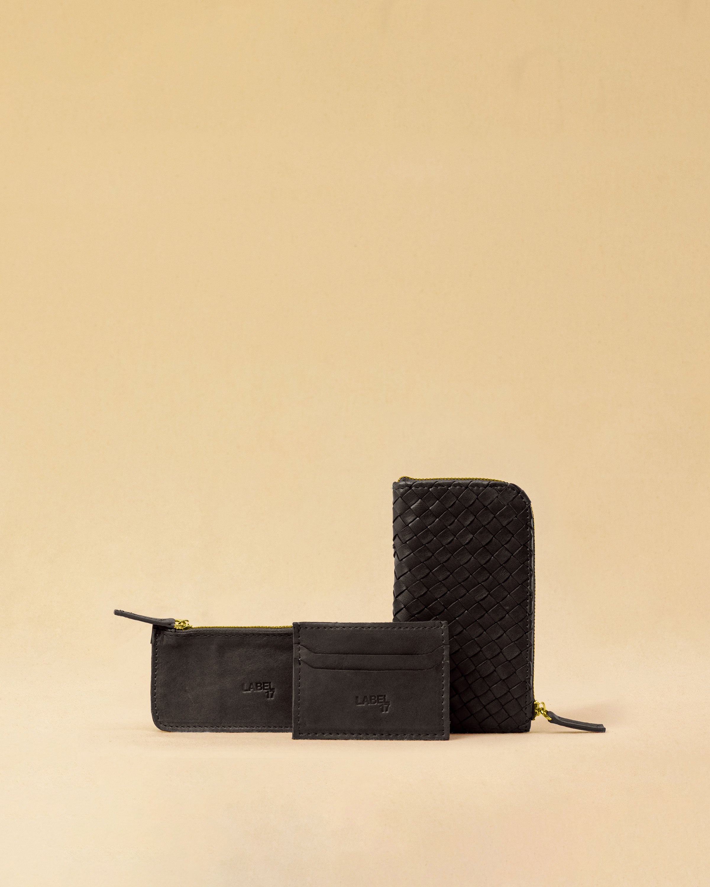 The three-piece Braided Portemonnaie TRINITY by LABEL17 is an ensemble of refined functionality and craftsmanship – made from supple, hand-braided nappa leather. It features a woven zip-around case and two removable inner pouches: one for cards, one for coins.
Handmade in Morocco.