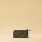 The three-piece Braided Portemonnaie TRINITY by LABEL17 is an ensemble of refined functionality and craftsmanship – made from supple, hand-braided nappa leather. It features a woven zip-around case and two removable inner pouches: one for cards, one for coins.
Handmade in Morocco.