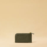 The three-piece Braided Portemonnaie TRINITY by LABEL17 is an ensemble of refined functionality and craftsmanship – made from supple, hand-braided nappa leather. It features a woven zip-around case and two removable inner pouches: one for cards, one for coins.
Handmade in Morocco.