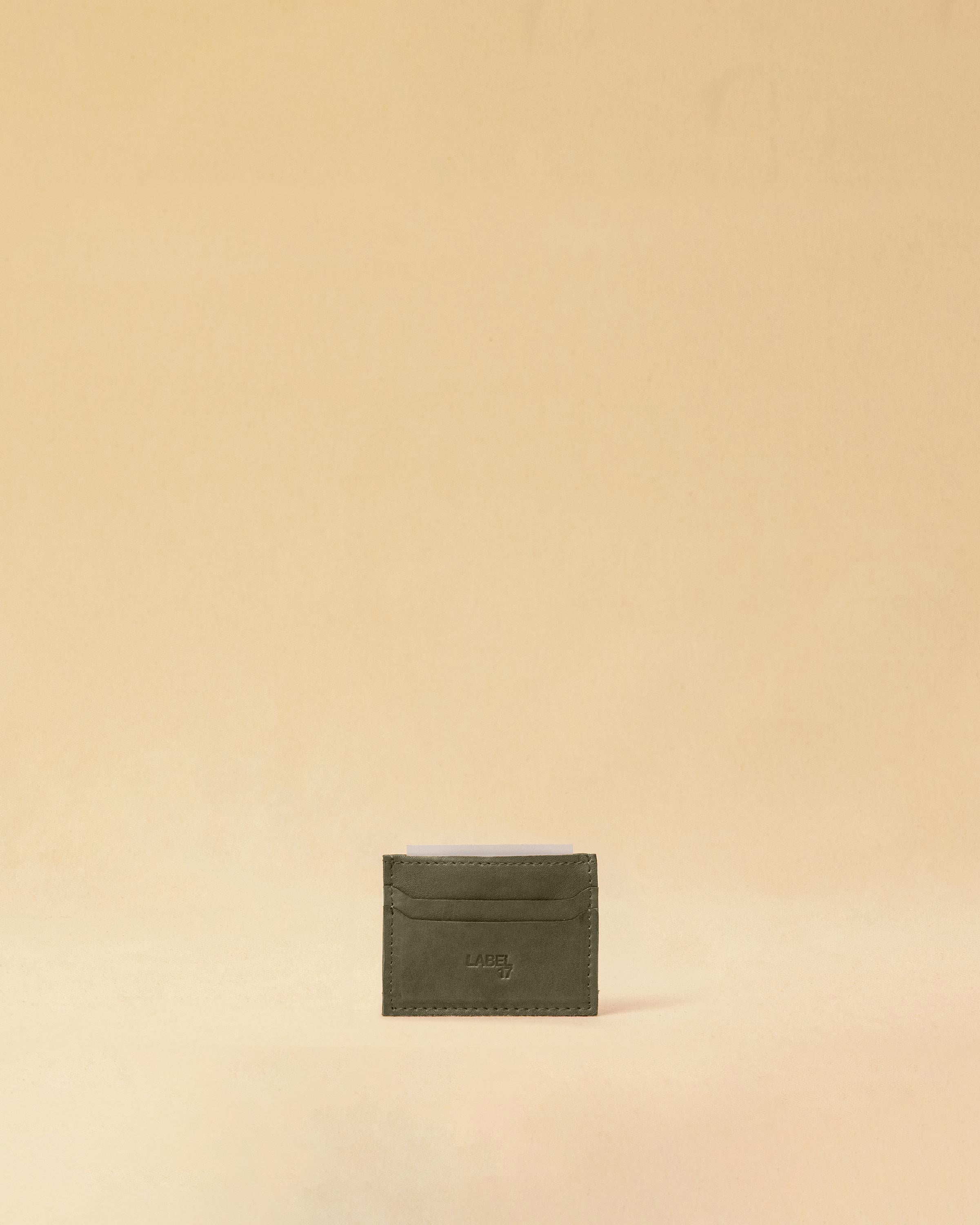 The three-piece Braided Portemonnaie TRINITY by LABEL17 is an ensemble of refined functionality and craftsmanship – made from supple, hand-braided nappa leather. It features a woven zip-around case and two removable inner pouches: one for cards, one for coins.
Handmade in Morocco.