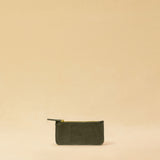 The three-piece Braided Portemonnaie TRINITY by LABEL17 is an ensemble of refined functionality and craftsmanship – made from supple, hand-braided nappa leather. It features a woven zip-around case and two removable inner pouches: one for cards, one for coins.
Handmade in Morocco.