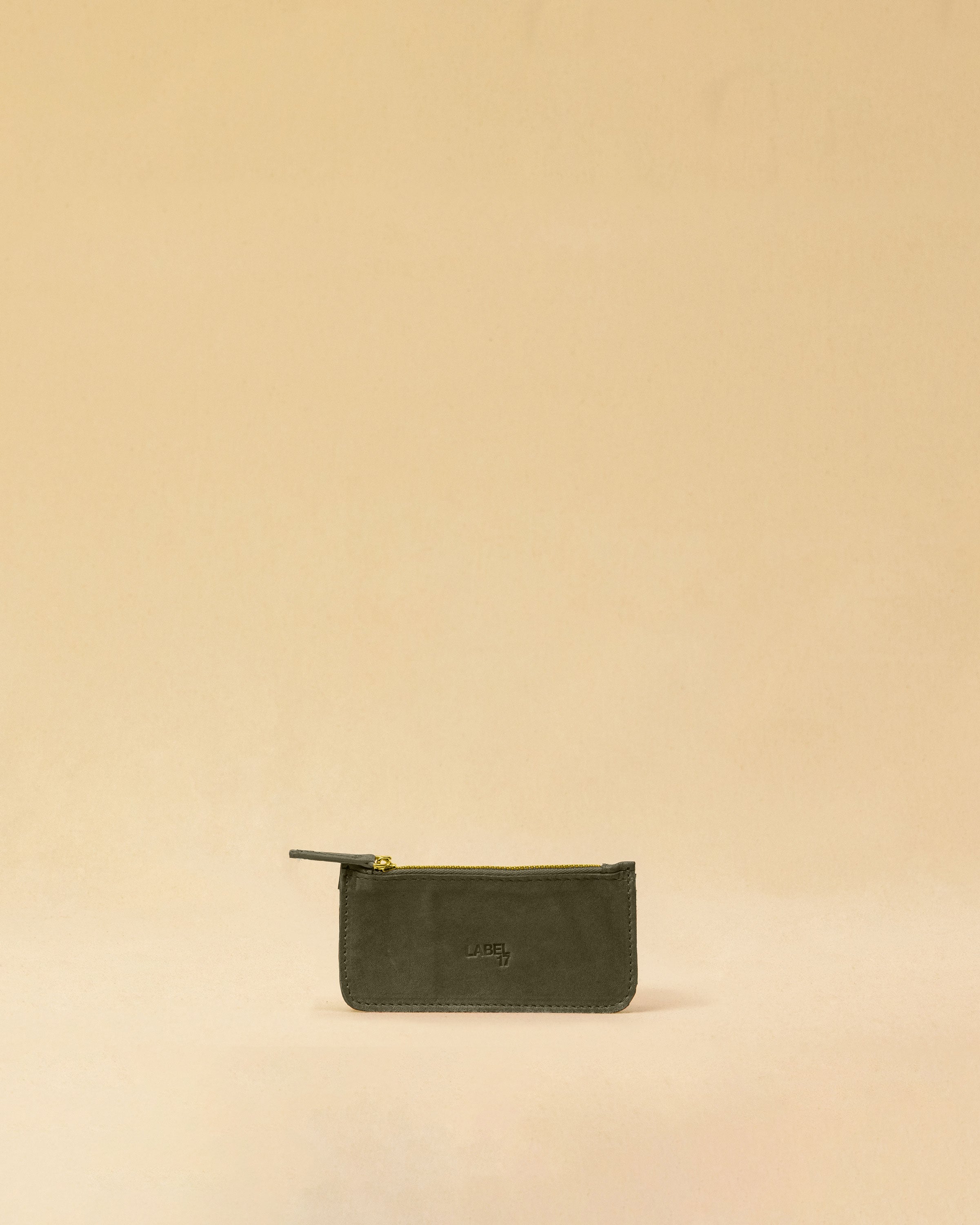 The three-piece Braided Portemonnaie TRINITY by LABEL17 is an ensemble of refined functionality and craftsmanship – made from supple, hand-braided nappa leather. It features a woven zip-around case and two removable inner pouches: one for cards, one for coins.
Handmade in Morocco.