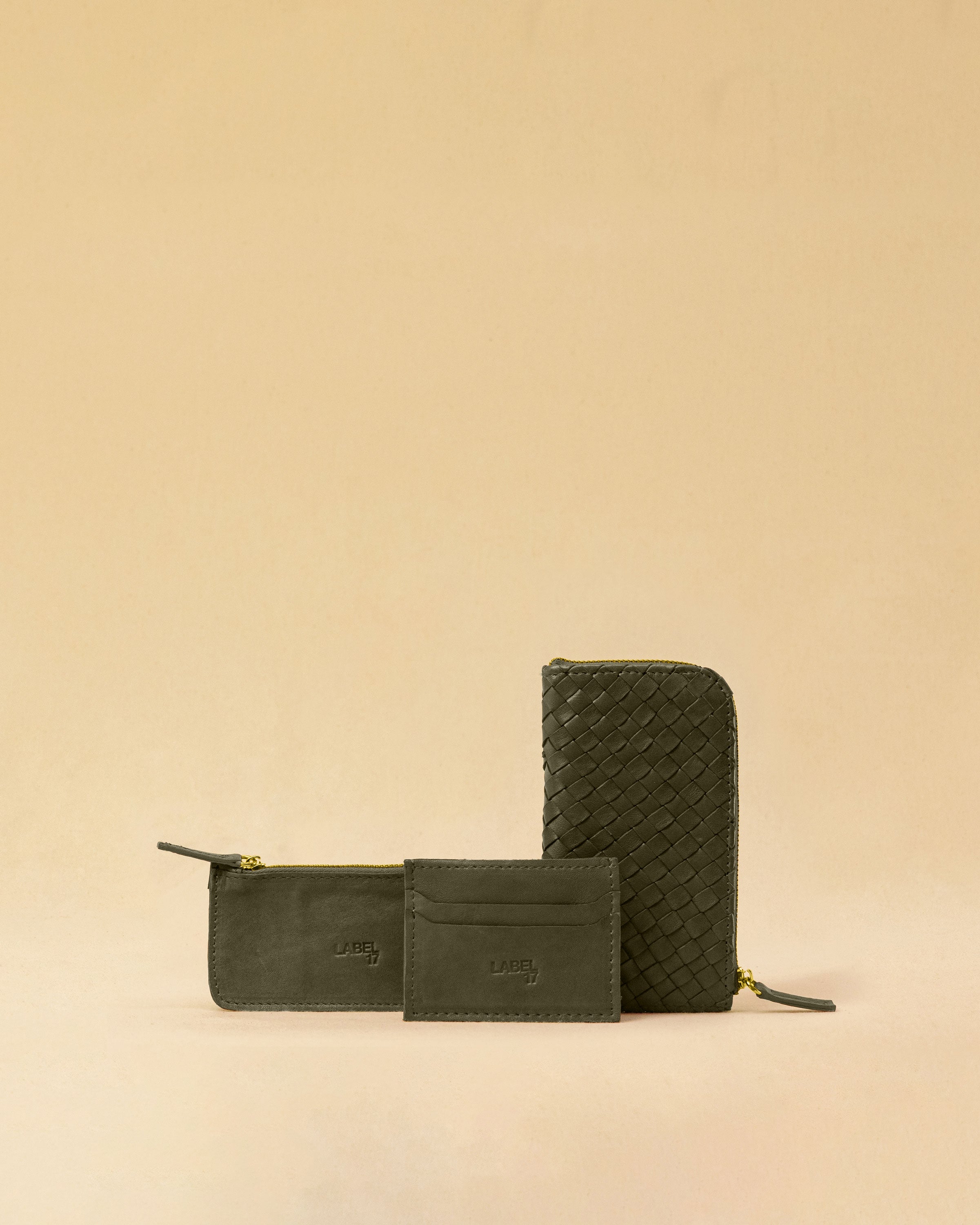 The three-piece Braided Portemonnaie TRINITY by LABEL17 is an ensemble of refined functionality and craftsmanship – made from supple, hand-braided nappa leather. It features a woven zip-around case and two removable inner pouches: one for cards, one for coins.
Handmade in Morocco.
