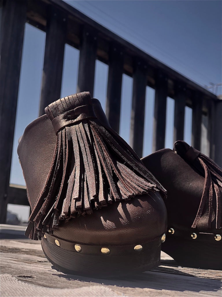 Clogs Choucha, Darkbrown, von LABEL17, aus geschmeidigem, pflanzlich gegerbtem Lamm-Nappaleder gearbeitet. Der Schuh hat eine Vibram-Sohle. Der handwerkliche Ansatz verleiht dem Outfit den passenden Schliff. Quiet luxury at its best. Handgefertigt in Griechenland.