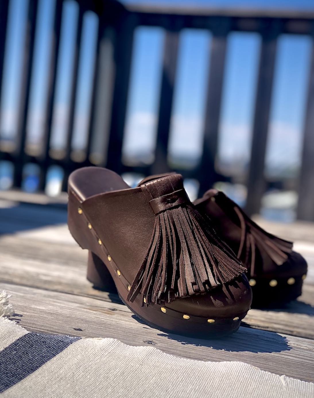 Clogs Choucha, Darkbrown, von LABEL17, aus geschmeidigem, pflanzlich gegerbtem Lamm-Nappaleder gearbeitet. Der Schuh hat eine Vibram-Sohle. Der handwerkliche Ansatz verleiht dem Outfit den passenden Schliff. Quiet luxury at its best. Handgefertigt in Griechenland.