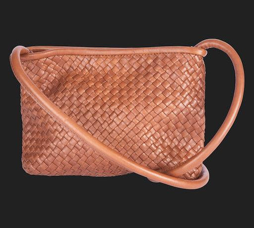 Clutch Bag New York Small in Cognac von LABEL17 wird aus geschmeidigem, pflanzlich gegerbtem Lamm-Nappaleder, von Hand geflochten, gefertigt und besticht durch seine Handwerkskunst. Hergestellt in Marokko