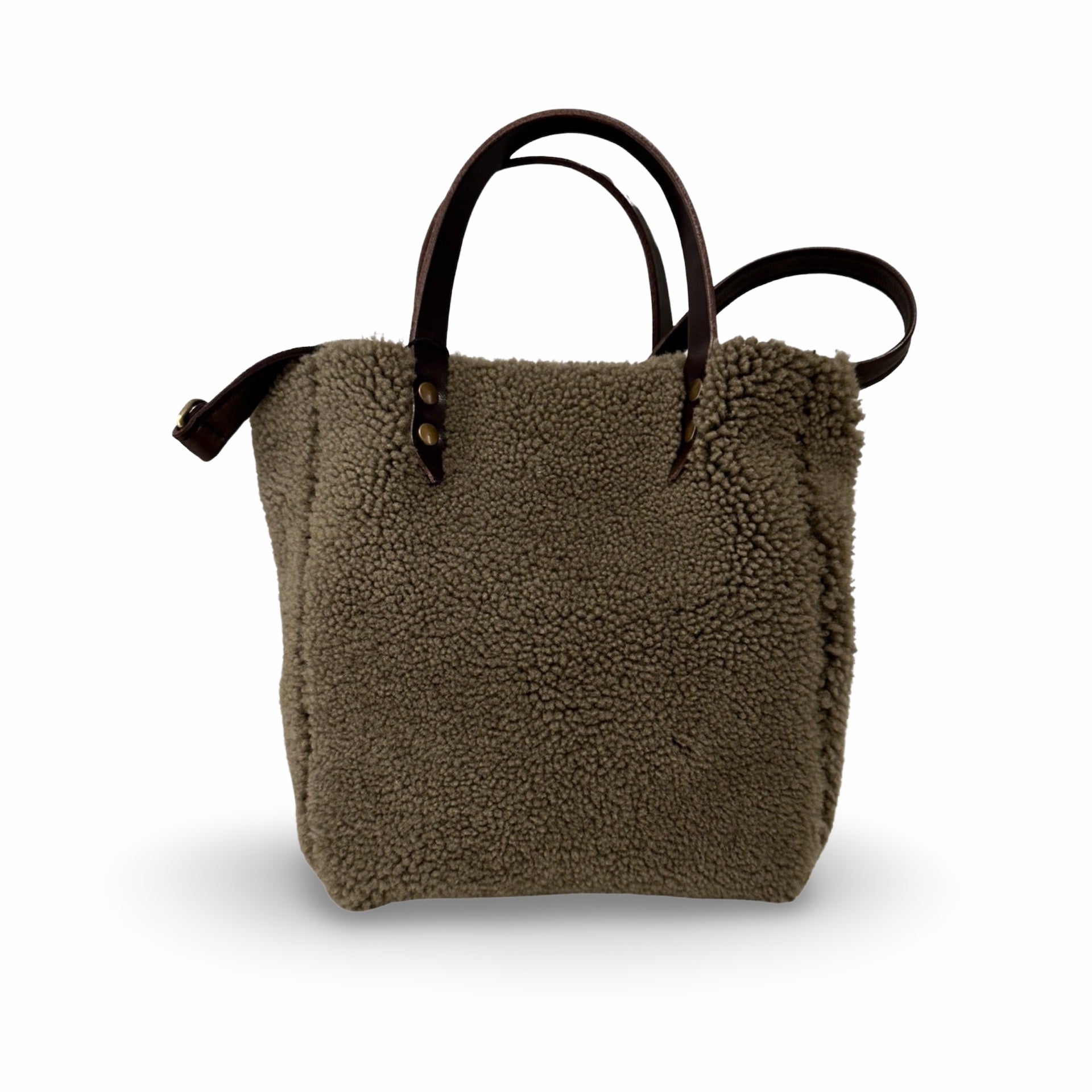 Die LABEL17 Crossbody Bag Shearling Mini ist handgefertigt in der Schweiz