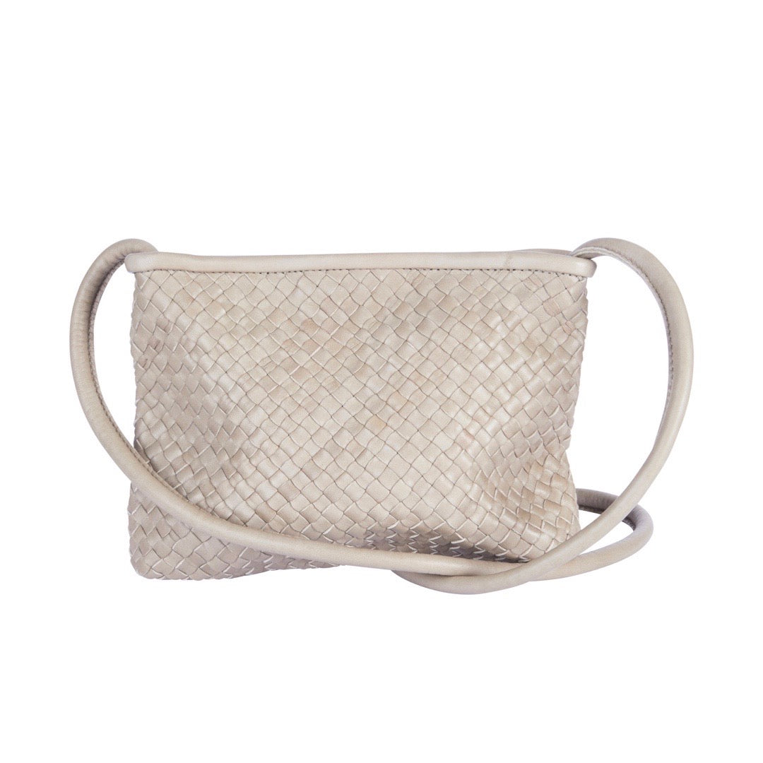 Clutch Bag New York Small in Sage von LABEL17 wird aus geschmeidigem, pflanzlich gegerbtem Lamm-Nappaleder, von Hand geflochten, gefertigt und besticht durch seine Handwerkskunst. Hergestellt in Marokko