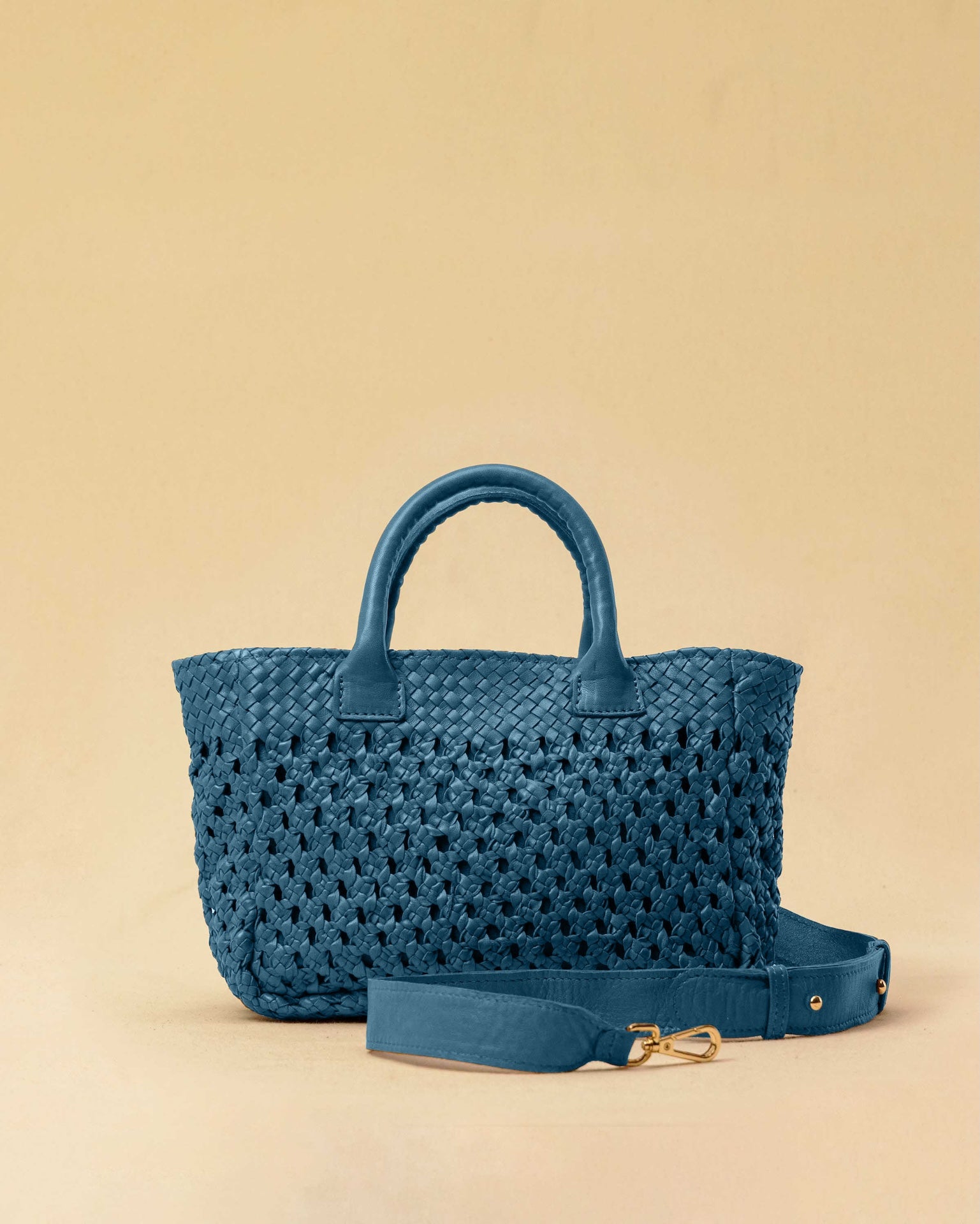 The Handbag Cabas Lalla Mini by LABEL17 is the smallest version of the popular Cabas line – a lightweight handbag made from supple, vegetable-tanned nappa leather. Crafted with a unique braiding technique it comes with a zip closure and an adjustable, detachable shoulder strap. The leather-lined interior features a secure inner pocket. Wear it crossbody or carry it by hand – perfect for your essentials on the go. Handmade in Morocco.