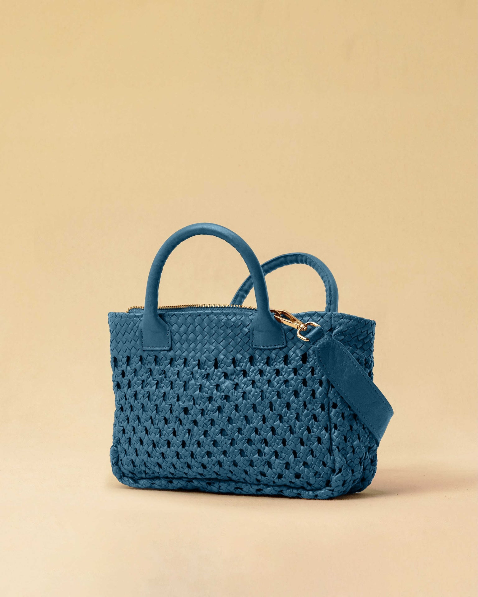 The Handbag Cabas Lalla Mini by LABEL17 is the smallest version of the popular Cabas line – a lightweight handbag made from supple, vegetable-tanned nappa leather. Crafted with a unique braiding technique it comes with a zip closure and an adjustable, detachable shoulder strap. The leather-lined interior features a secure inner pocket. Wear it crossbody or carry it by hand – perfect for your essentials on the go. Handmade in Morocco.