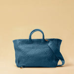 Die Handbag Cabas Standard von LABEL17 ist eine leichte Handtasche aus geschmeidigem, pflanzlich gegerbtem Nappaleder. Die von Hand geflochtene Tasche hat einen Reissverschluss und abnehmbaren Schulterriemen und ist innen mit Leder und einer verschliessbaren Innentasche ausgestattet.