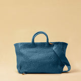 Die Handbag Cabas Standard von LABEL17 ist eine leichte Handtasche aus geschmeidigem, pflanzlich gegerbtem Nappaleder. Die von Hand geflochtene Tasche hat einen Reissverschluss und abnehmbaren Schulterriemen und ist innen mit Leder und einer verschliessbaren Innentasche ausgestattet.