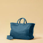 Die Handbag Cabas Standard von LABEL17 ist eine leichte Handtasche aus geschmeidigem, pflanzlich gegerbtem Nappaleder. Die von Hand geflochtene Tasche hat einen Reissverschluss und abnehmbaren Schulterriemen und ist innen mit Leder und einer verschliessbaren Innentasche ausgestattet.