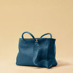 Die Handbag Cabas Standard von LABEL17 ist eine leichte Handtasche aus geschmeidigem, pflanzlich gegerbtem Nappaleder. Die von Hand geflochtene Tasche hat einen Reissverschluss und abnehmbaren Schulterriemen und ist innen mit Leder und einer verschliessbaren Innentasche ausgestattet.