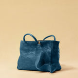 Die Handbag Cabas Standard von LABEL17 ist eine leichte Handtasche aus geschmeidigem, pflanzlich gegerbtem Nappaleder. Die von Hand geflochtene Tasche hat einen Reissverschluss und abnehmbaren Schulterriemen und ist innen mit Leder und einer verschliessbaren Innentasche ausgestattet.