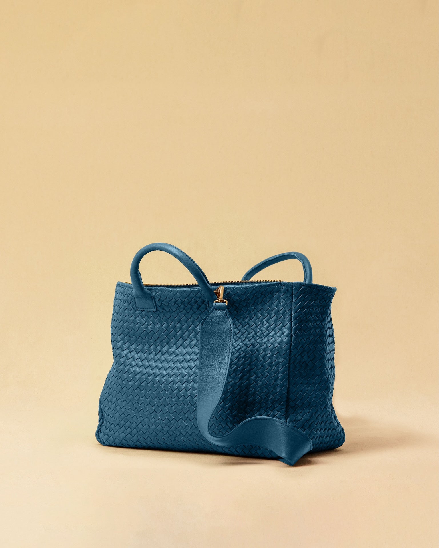 Die Handbag Cabas Standard von LABEL17 ist eine leichte Handtasche aus geschmeidigem, pflanzlich gegerbtem Nappaleder. Die von Hand geflochtene Tasche hat einen Reissverschluss und abnehmbaren Schulterriemen und ist innen mit Leder und einer verschliessbaren Innentasche ausgestattet.