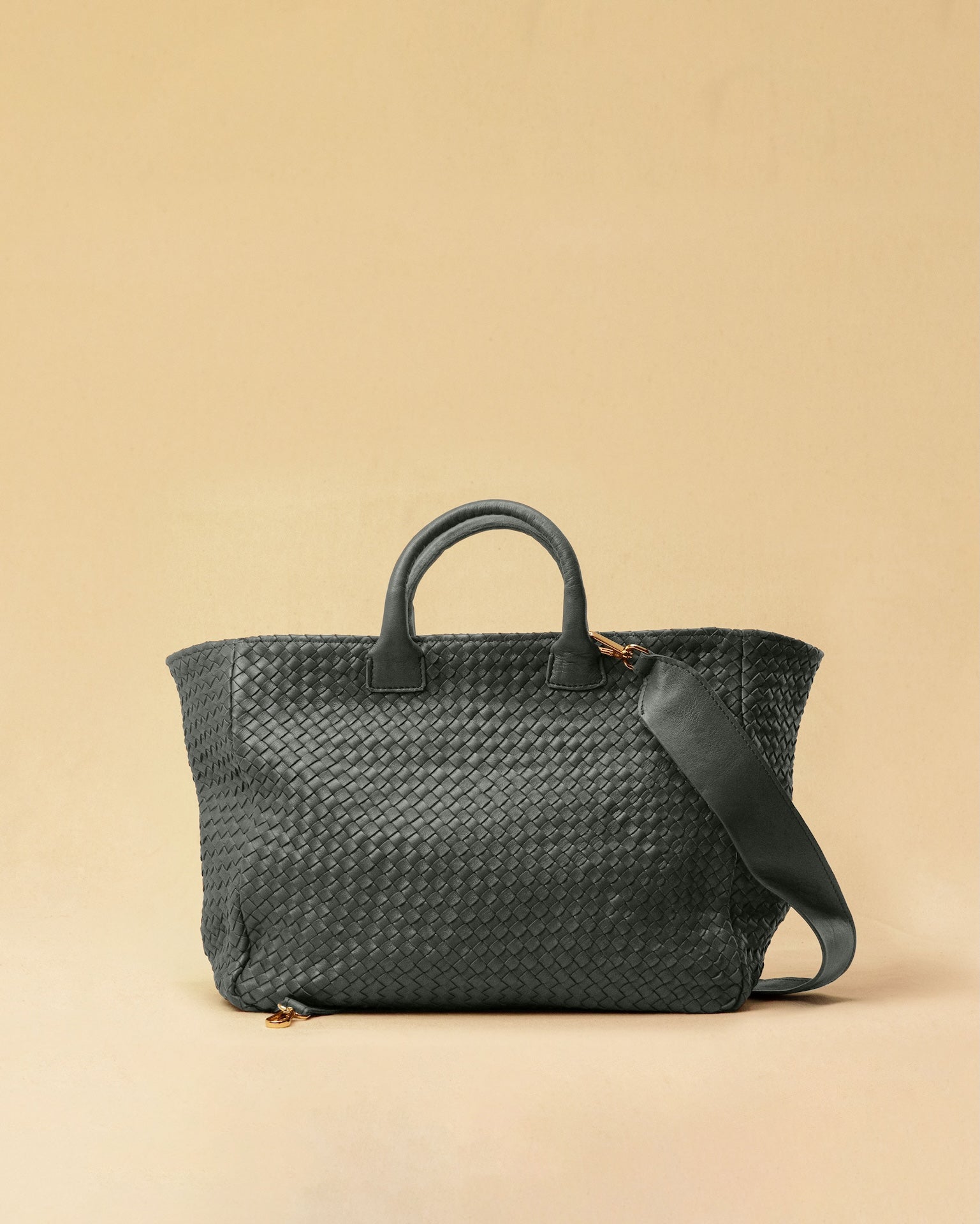 Die Handbag Cabas Standard von LABEL17 ist eine leichte Handtasche aus geschmeidigem, pflanzlich gegerbtem Nappaleder. Die von Hand geflochtene Tasche hat einen Reissverschluss und abnehmbaren Schulterriemen und ist innen mit Leder und einer verschliessbaren Innentasche ausgestattet.