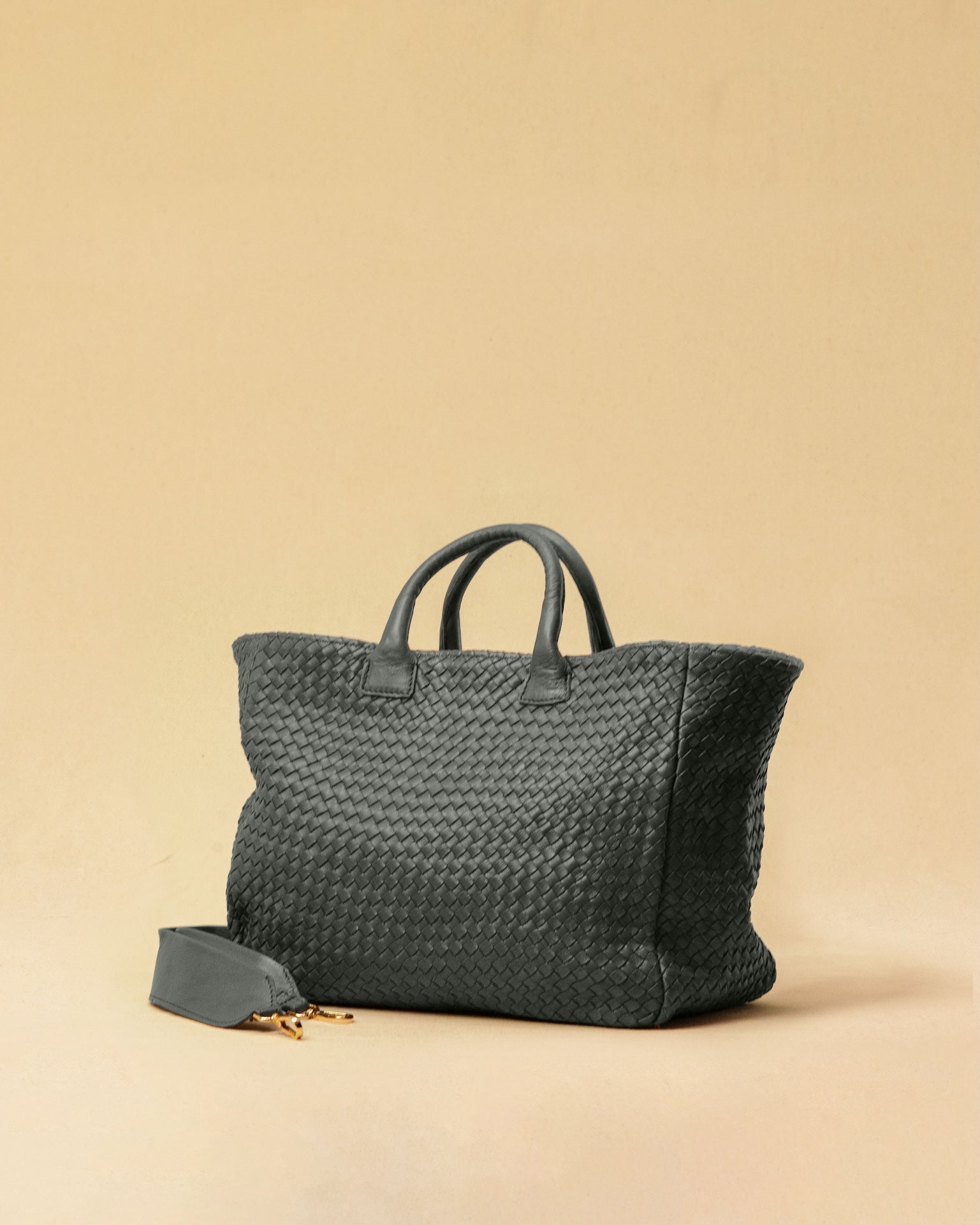 Die Handbag Cabas Standard von LABEL17 ist eine leichte Handtasche aus geschmeidigem, pflanzlich gegerbtem Nappaleder. Die von Hand geflochtene Tasche hat einen Reissverschluss und abnehmbaren Schulterriemen und ist innen mit Leder und einer verschliessbaren Innentasche ausgestattet.