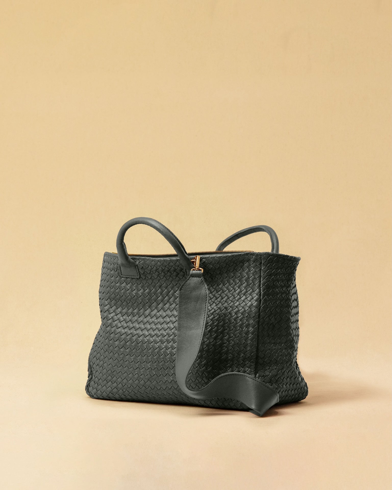 Die Handbag Cabas Standard von LABEL17 ist eine leichte Handtasche aus geschmeidigem, pflanzlich gegerbtem Nappaleder. Die von Hand geflochtene Tasche hat einen Reissverschluss und abnehmbaren Schulterriemen und ist innen mit Leder und einer verschliessbaren Innentasche ausgestattet.