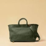 Die Handbag Cabas Standard von LABEL17 ist eine leichte Handtasche aus geschmeidigem, pflanzlich gegerbtem Nappaleder. Die von Hand geflochtene Tasche hat einen Reissverschluss und abnehmbaren Schulterriemen und ist innen mit Leder und einer verschliessbaren Innentasche ausgestattet.