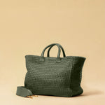 Die Handbag Cabas Standard von LABEL17 ist eine leichte Handtasche aus geschmeidigem, pflanzlich gegerbtem Nappaleder. Die von Hand geflochtene Tasche hat einen Reissverschluss und abnehmbaren Schulterriemen und ist innen mit Leder und einer verschliessbaren Innentasche ausgestattet.