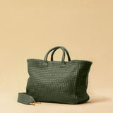 Die Handbag Cabas Standard von LABEL17 ist eine leichte Handtasche aus geschmeidigem, pflanzlich gegerbtem Nappaleder. Die von Hand geflochtene Tasche hat einen Reissverschluss und abnehmbaren Schulterriemen und ist innen mit Leder und einer verschliessbaren Innentasche ausgestattet.